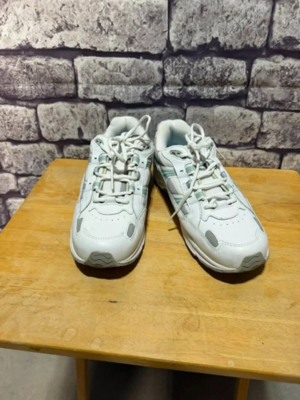 Vionic White & Turquoise Lace Up Sneakers Size 9